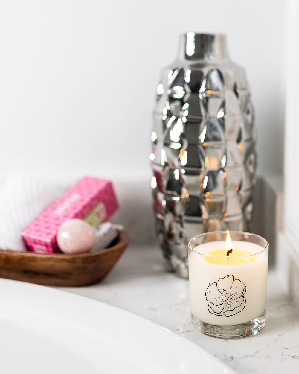 Elegant primrose candle for February, hand-poured in reusable drinking glass, sustainable and gift-ready